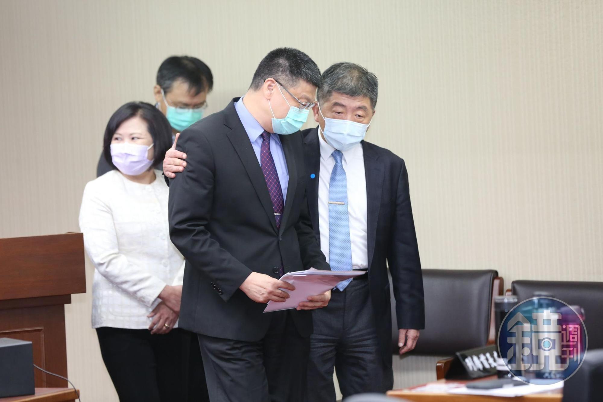台鐵新任局長杜微(左)說錯話,陳時中(右)在一旁安慰他。
