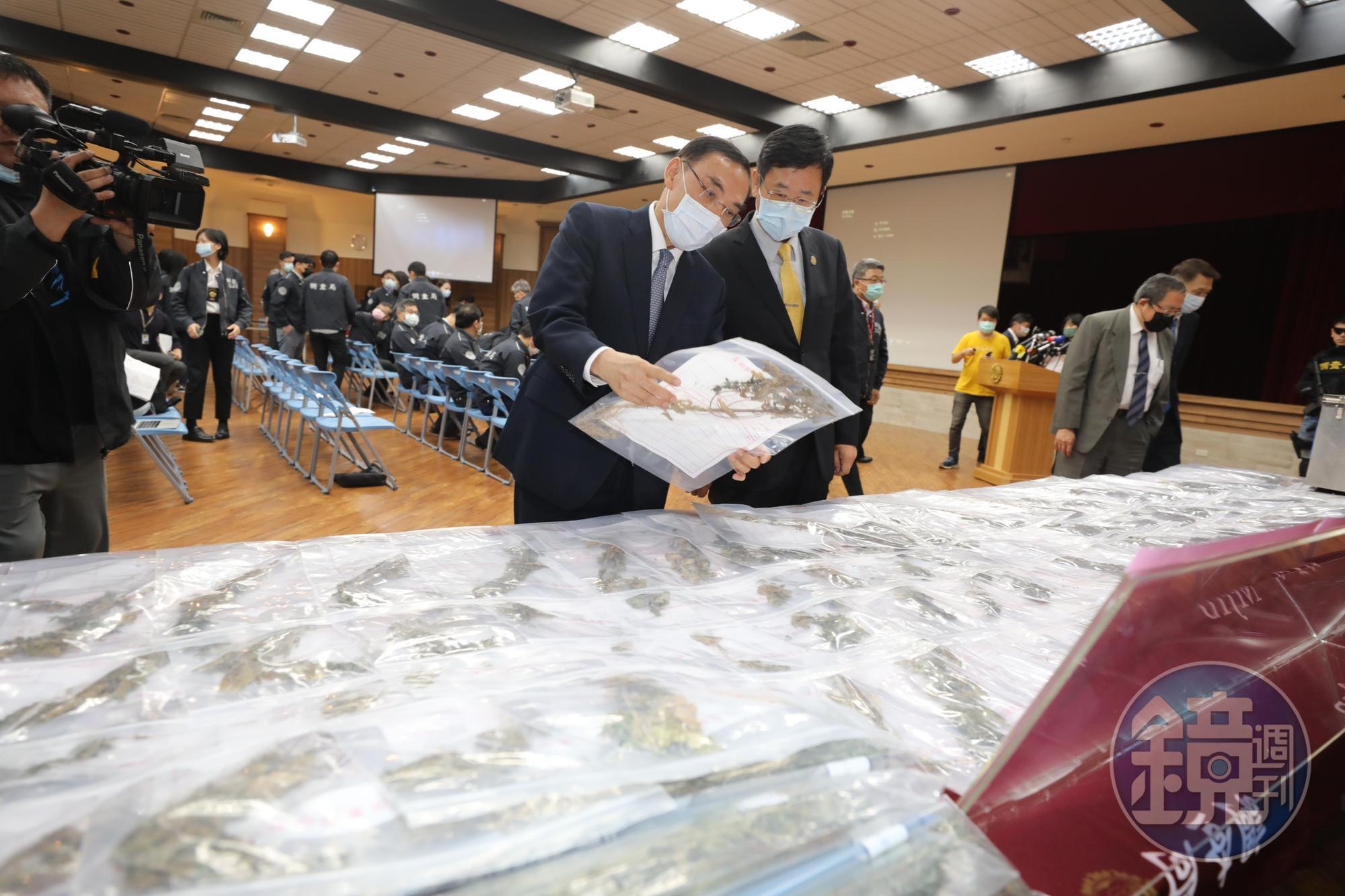 法務部長蔡清祥與調查局長呂文忠等人肯定辦案人員辦案付出，誓言全力打擊毒品。 