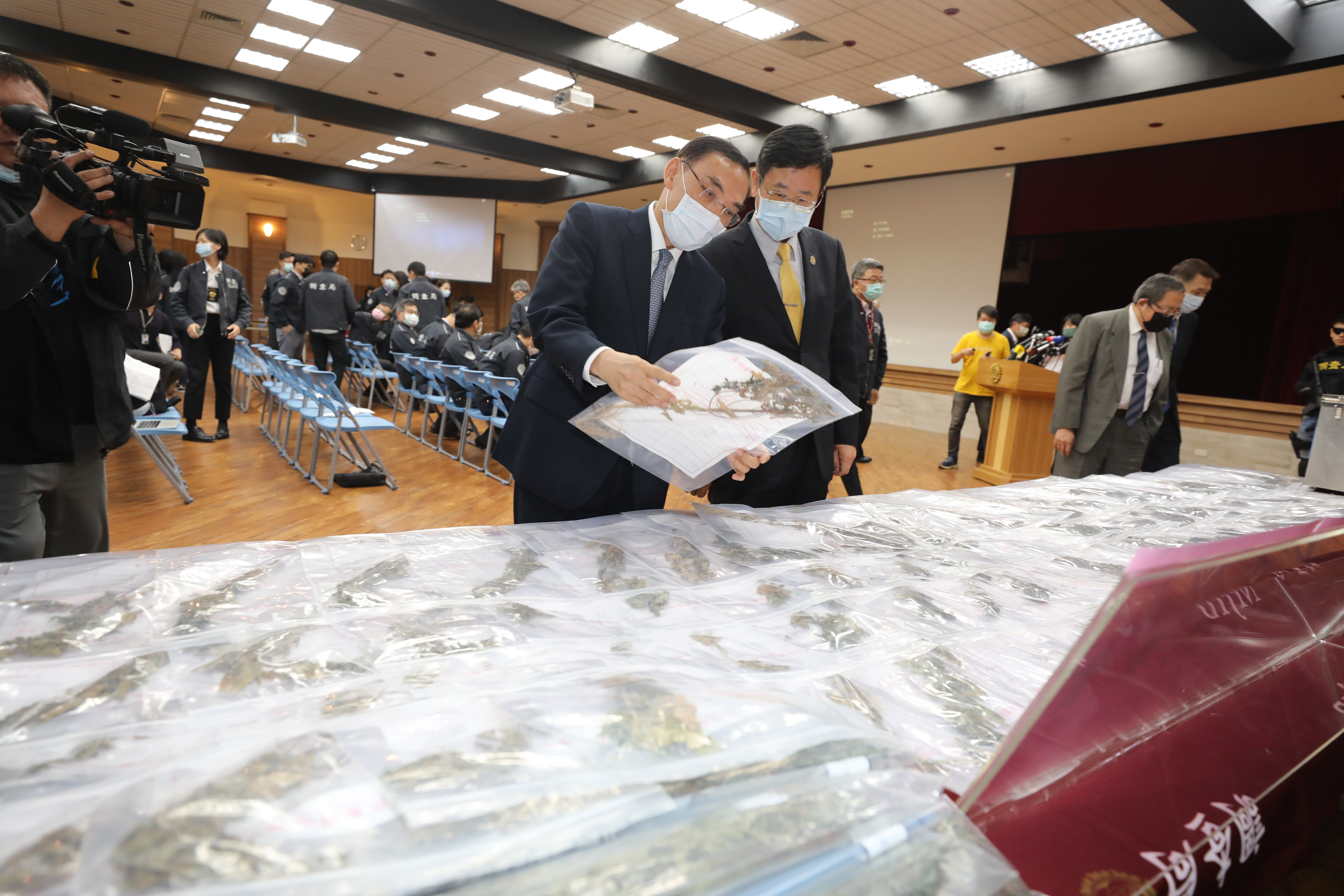 法務部長蔡清祥與調查局長呂文忠等人肯定辦案人員辦案付出,誓言全力打擊毒品。