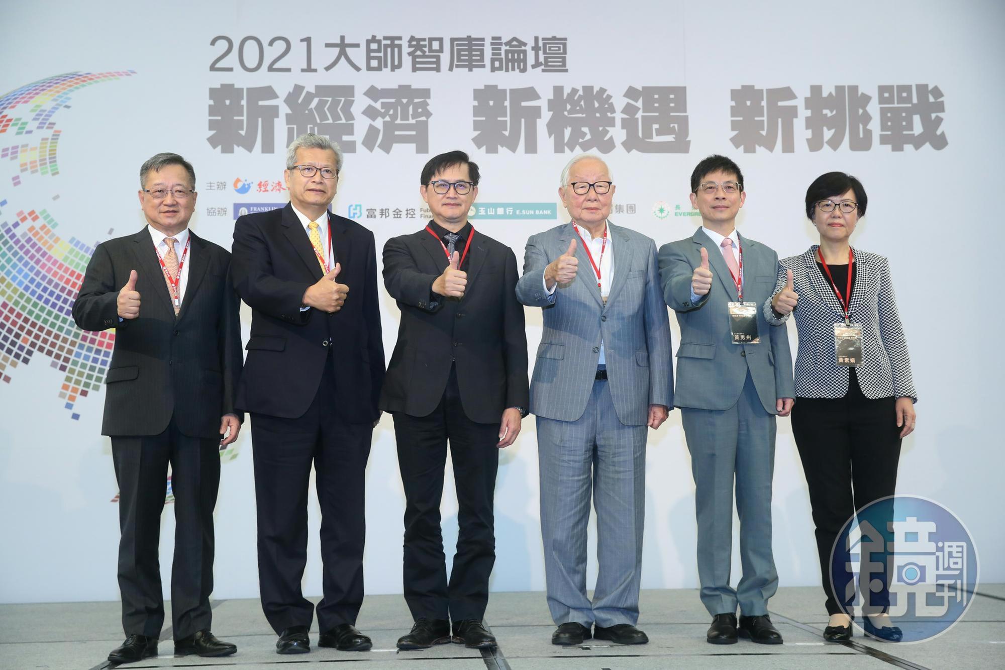 和碩董事長童子賢（左3）出席公開論壇。