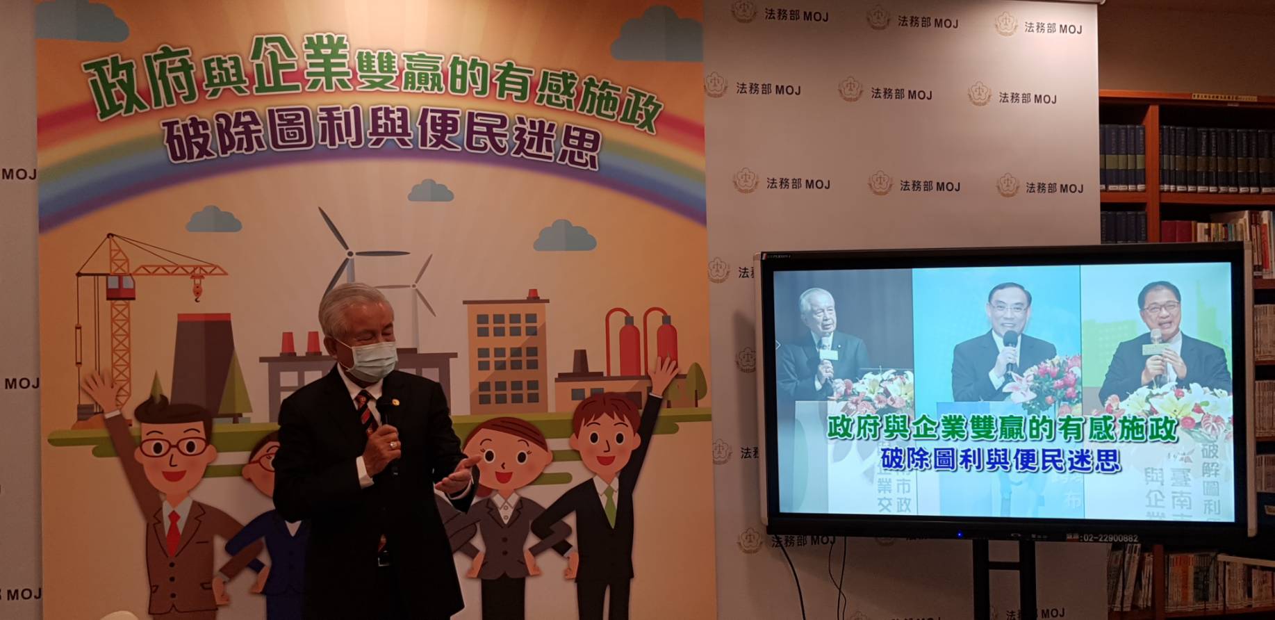 國策顧問秦嘉鴻說，公務員領的是老百姓的薪水，公務員不用怕圖利，要勇於替全民做事，因為圖的是全民的利，唯有如此才能提升行政效能。