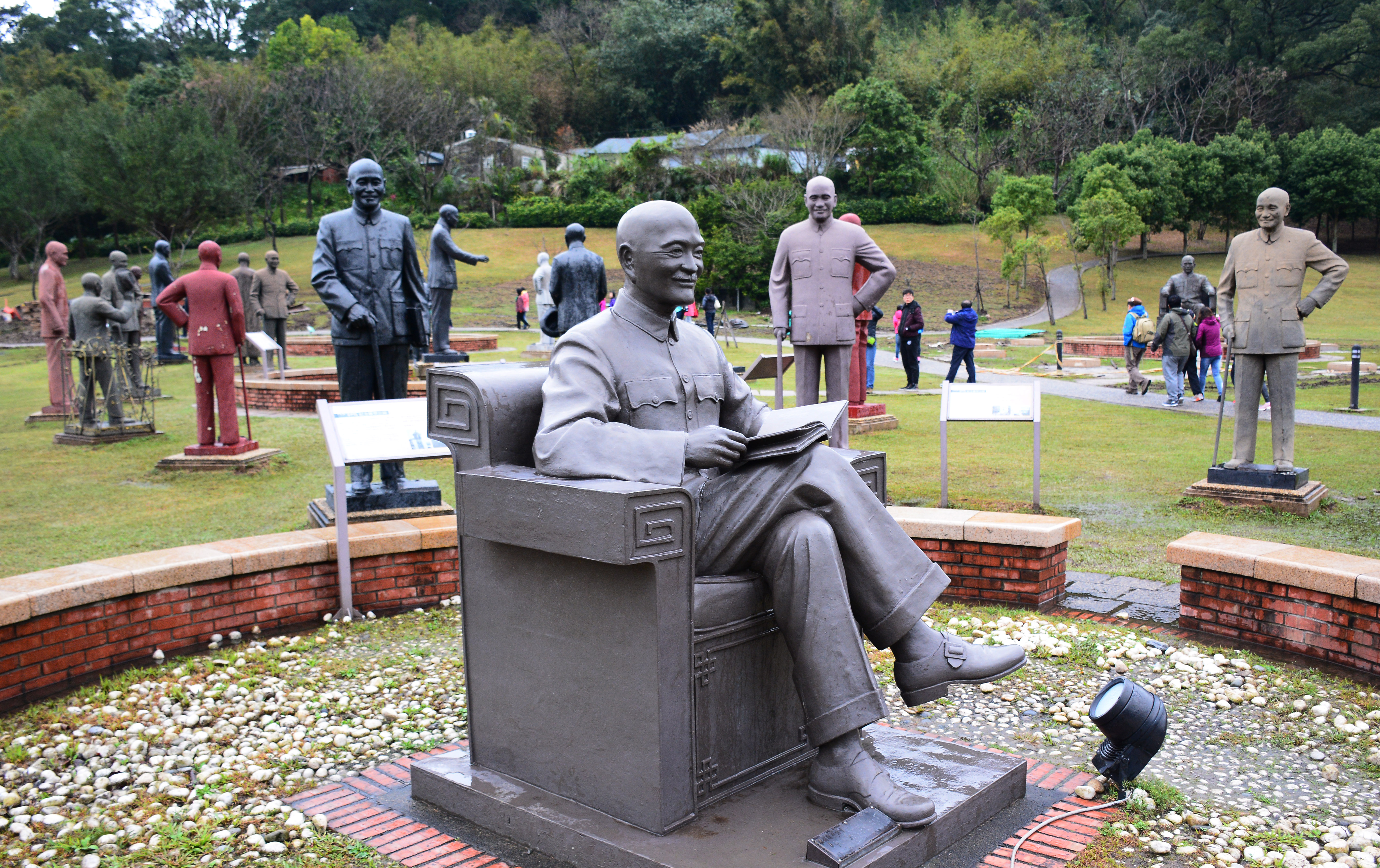 桃園慈湖聚集了眾多蔣中正銅像，甚至成了觀光景點。（東方IC）