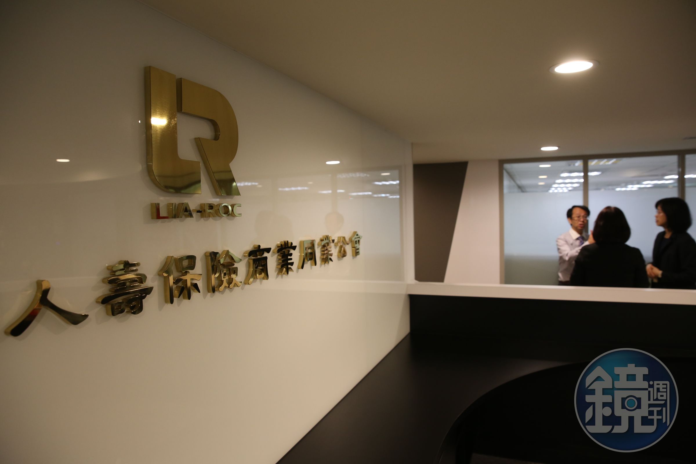 查詢身故親人的保單，可透過戶政事務所和壽險公會2管道。（本刊資料照）