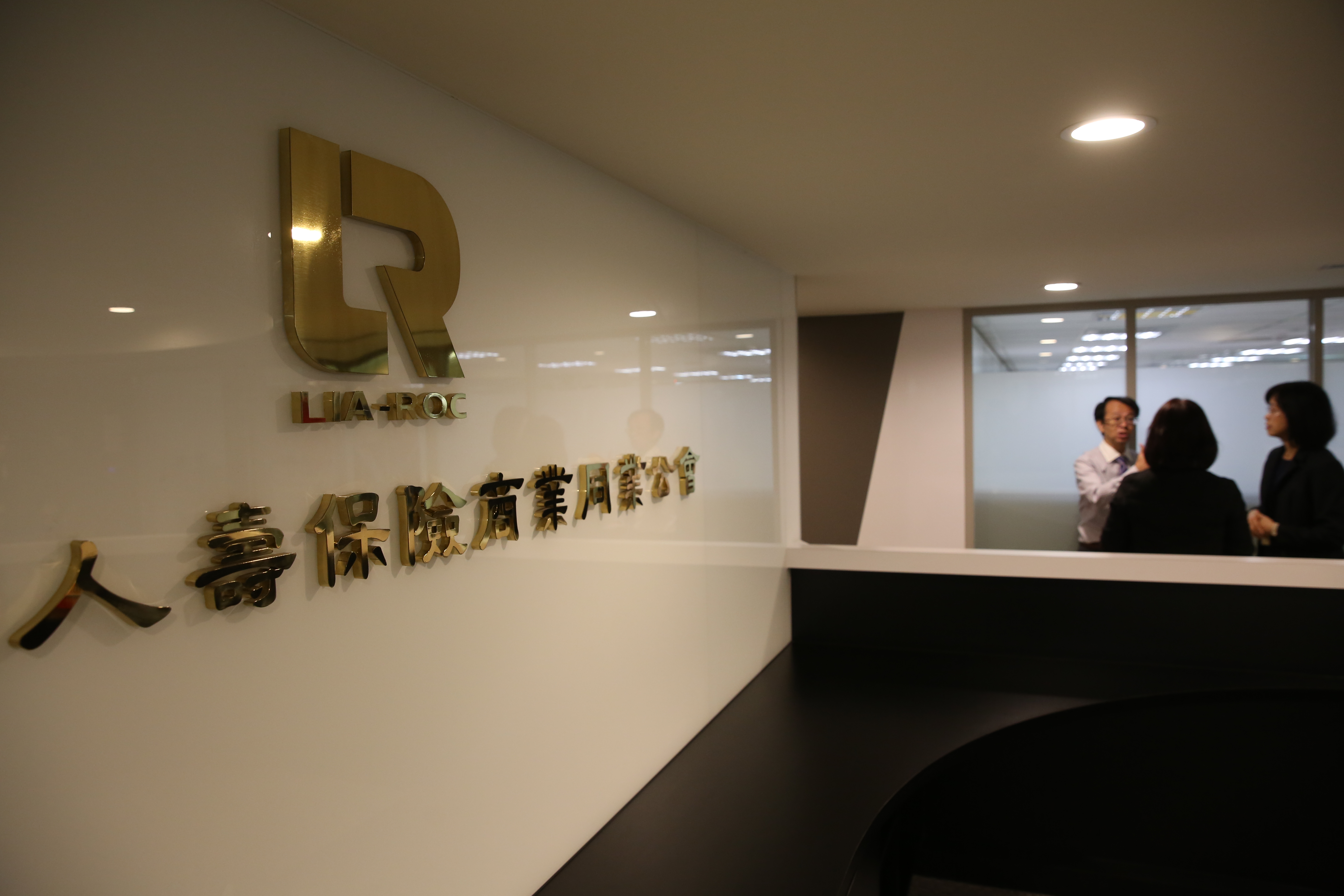 查詢身故親人的保單，可透過戶政事務所和壽險公會2管道。（本刊資料照）