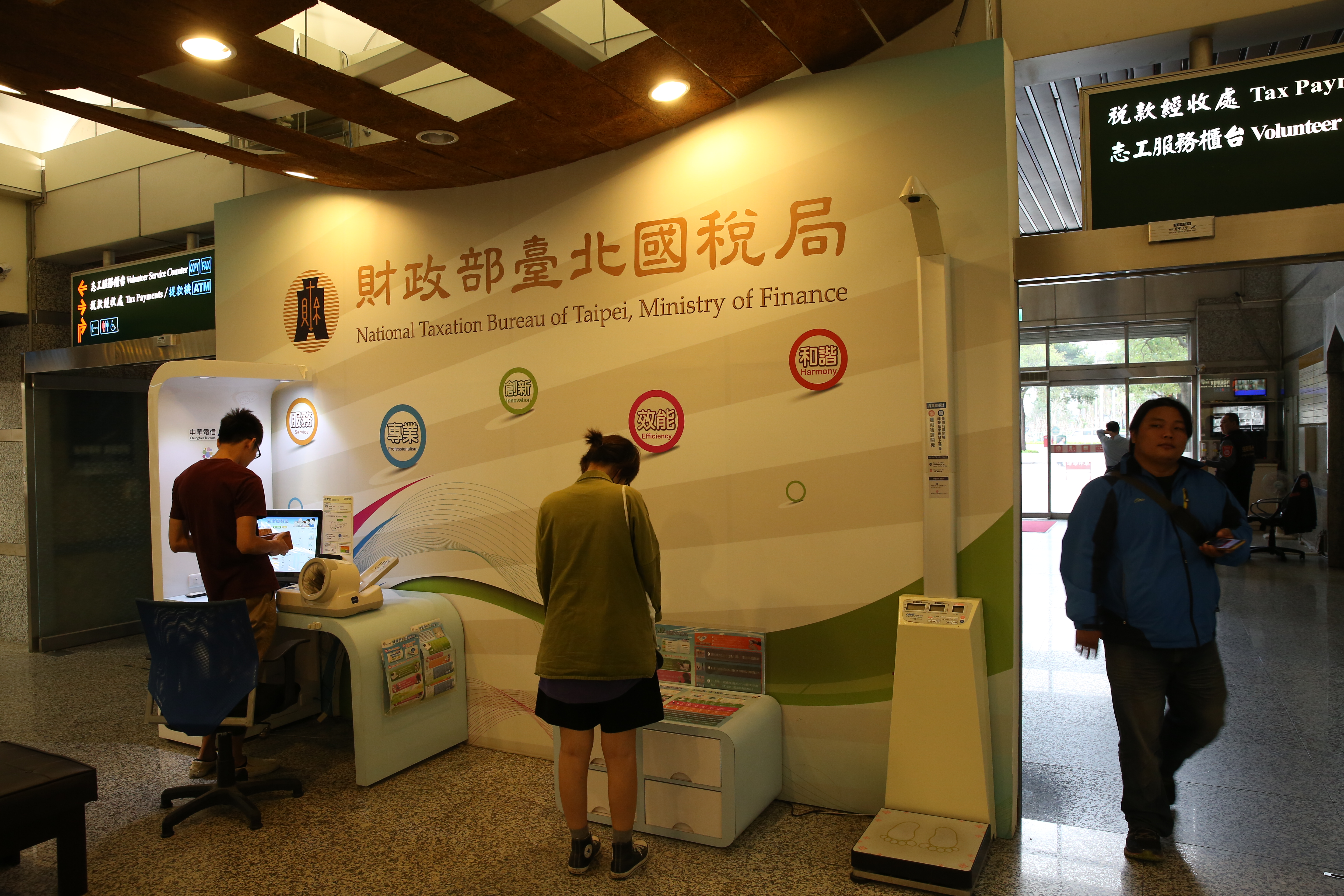 親屬亡故，家屬只要到國稅局填寫申請書，即可查詢亡故親屬包括存款、股票、保單、基金等財產狀況。（本刊資料照）