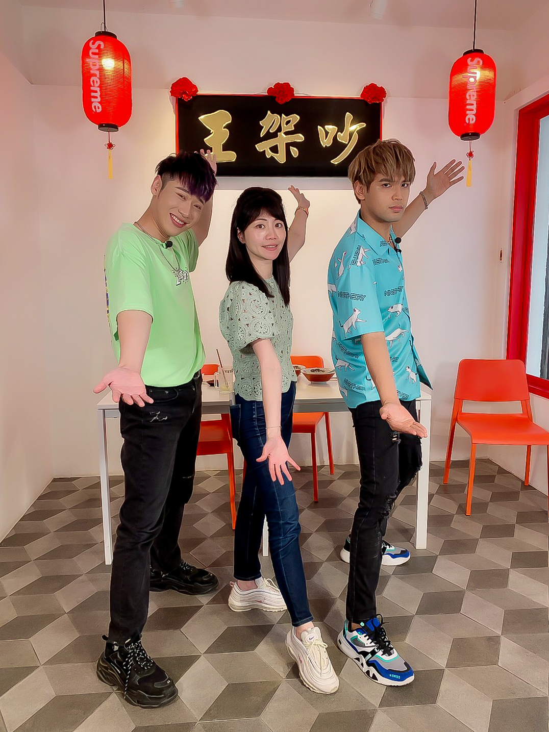 高嘉瑜看到「吵架王」匾額後有感而發，自己平時在立院質詢時都會被官員嗆（TVBS提供）