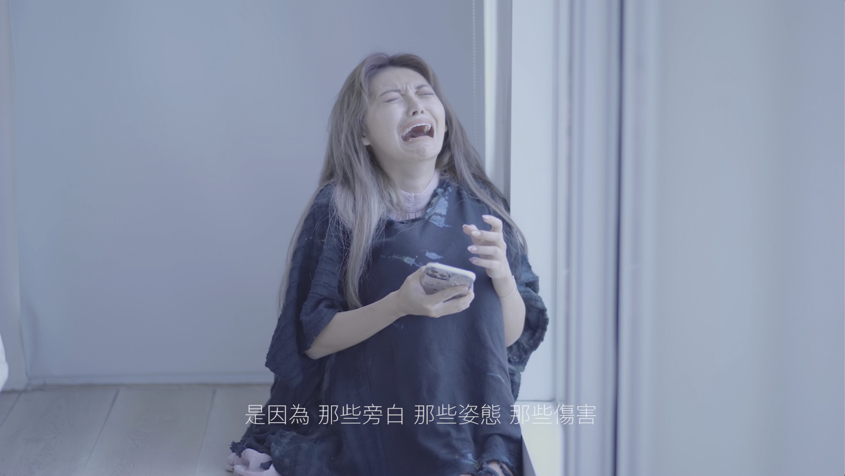拍攝〈好想愛這個世界啊〉MV時，祈錦鈅放聲大哭。（固力狗娛樂提供）