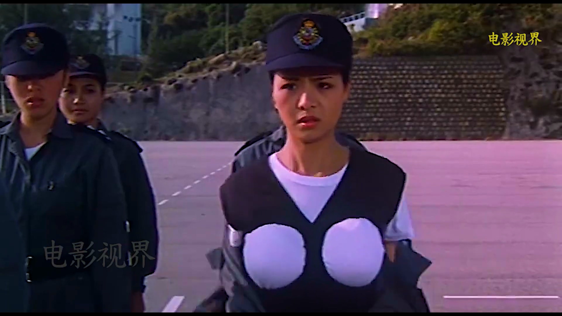 其實早在《鹿鼎記》上映3年前，另一部港片《神勇飛虎霸王花》就已經讓豔星葉子楣穿上挖洞防彈衣製造笑料。（翻攝自youtube）