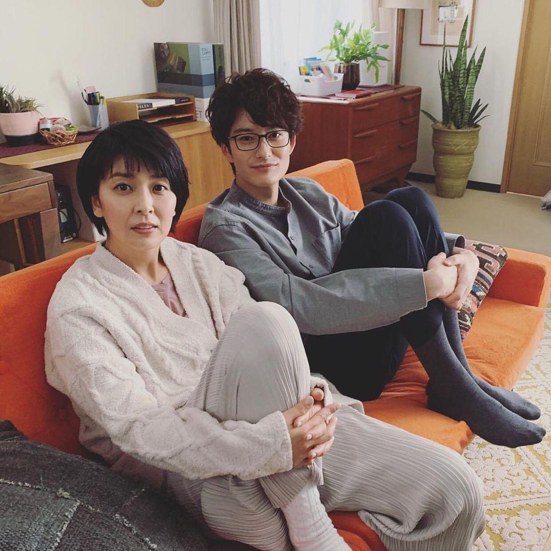 松隆子（左）與岡田將生（右）因為一張沙發引起了「丟掉與捨棄不同」的哲學討論。（翻攝自「大豆田永久子與三個前夫」IG）