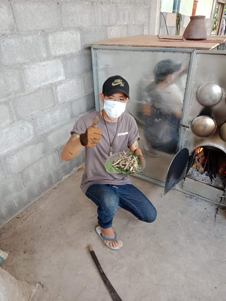 倫蒂瓦農表示自己家境不好,返鄉找工作又遇瓶頸,因此在朋友建議下做起壁虎生意。(翻攝自รับซื้อ จิ้งจก ขี้เกี้ยม จั้กกิ้ม臉書)