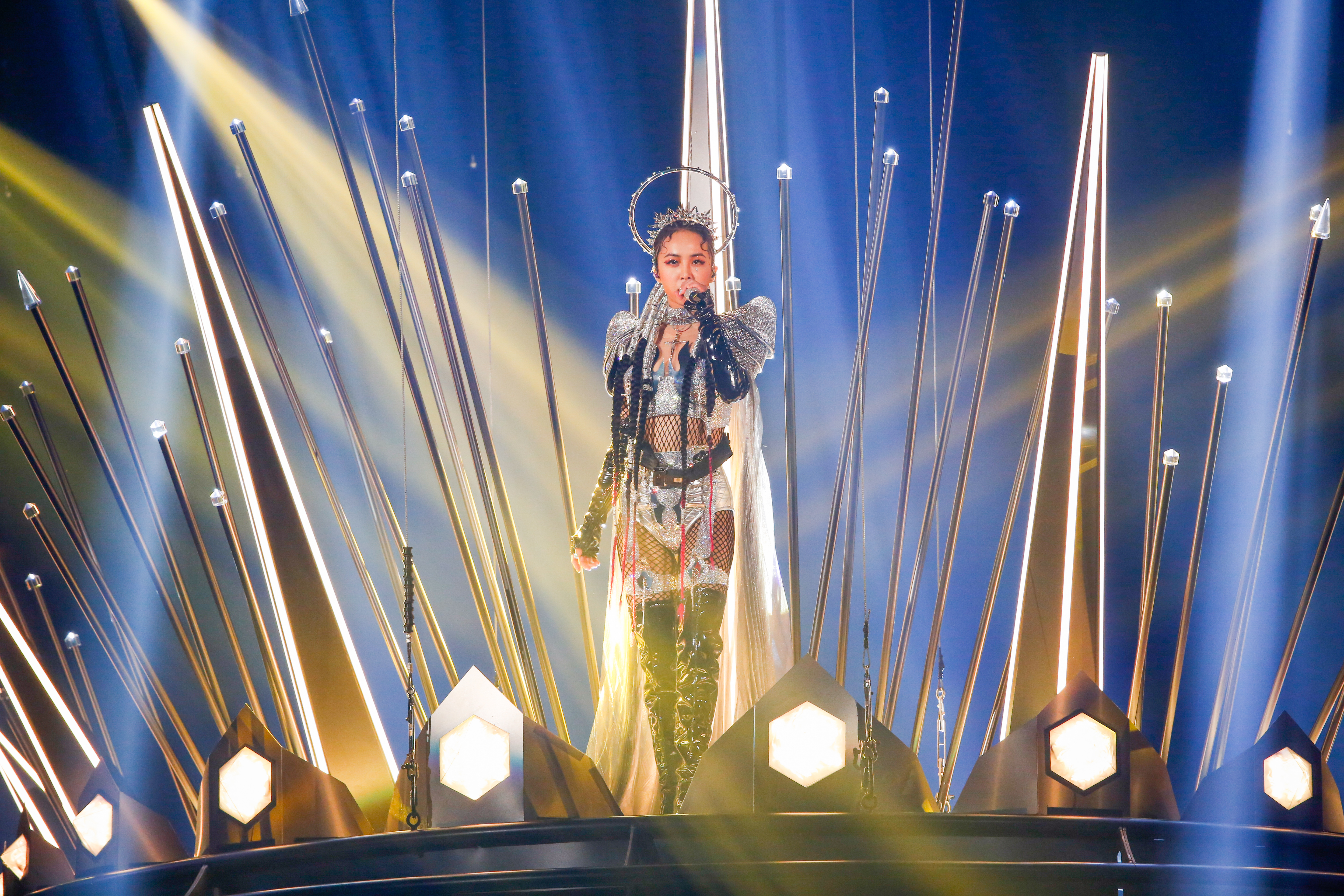 Jolin回歸小巨蛋，一開場就披「炫銀月光」戰袍上陣。