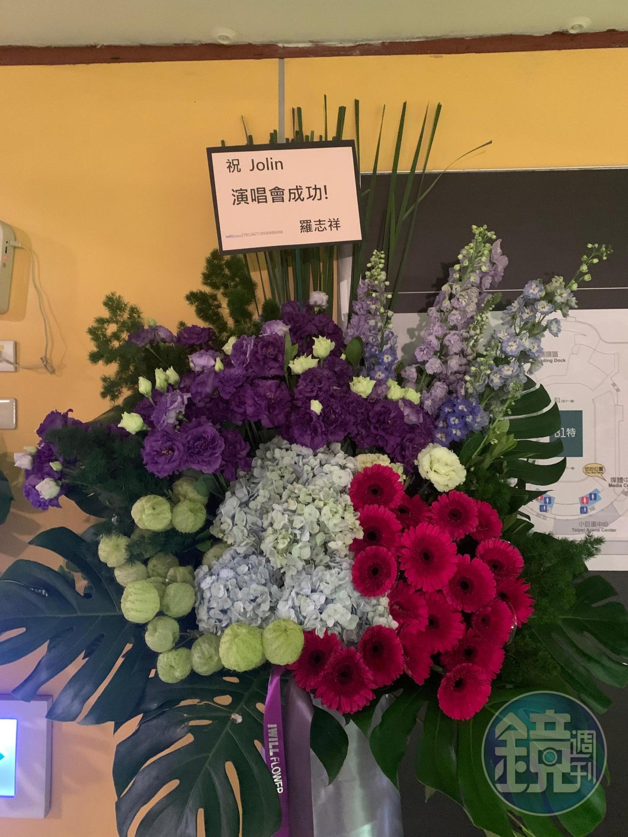 羅志祥驚喜送上花籃,並獻上簡單的祝福話「祝Jolin演唱會成功」。