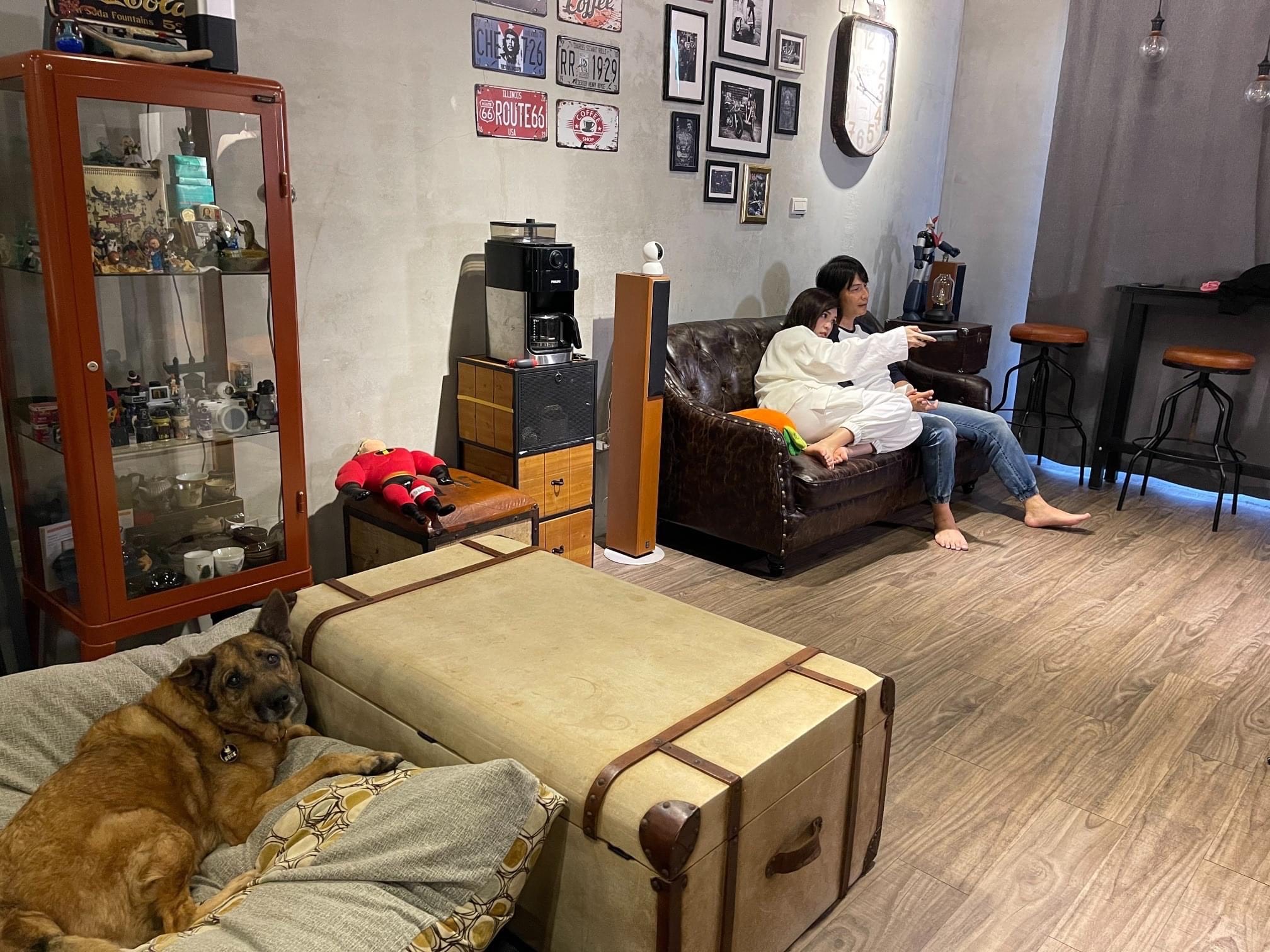 夏宇童(左)不躲了,直接貼出與孫協志(右)相互依偎的甜蜜畫面。(翻攝自夏宇童臉書)