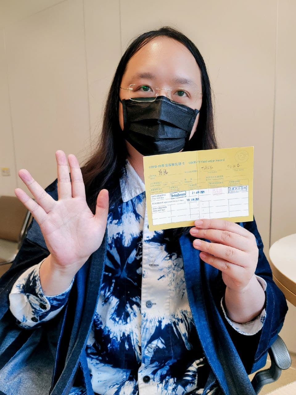 唐鳳昨天前往亞東醫院接種疫苗，他的「外星手勢」卻意外成亮點。（翻攝自自唐鳳臉書）