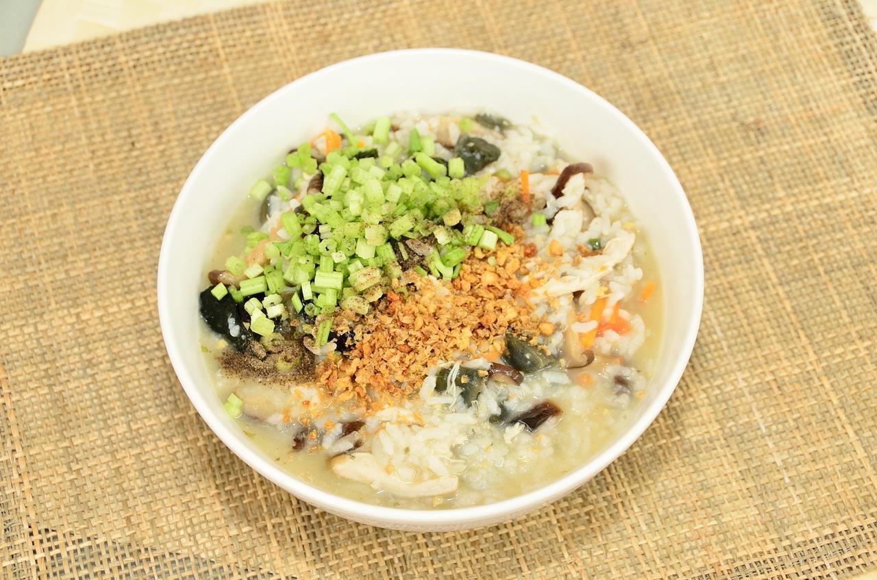 很多人早餐會來一碗皮蛋瘦肉粥,但也有不少人不敢吃皮蛋。(示意圖,Pixabay)