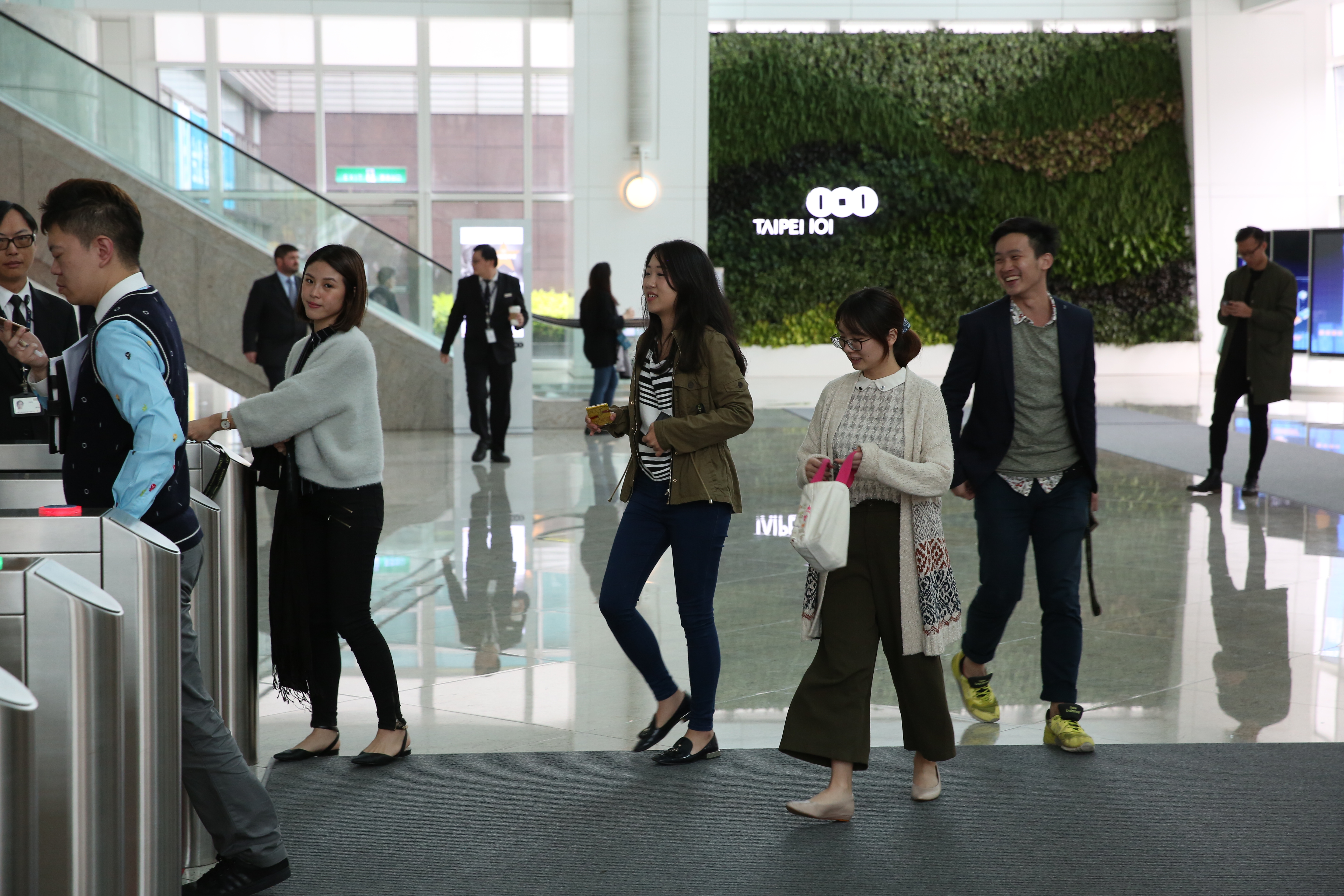 「六、七、八年級生」哪個年代最幸運？網友各自有不同看法。（示意圖，本刊資料照）