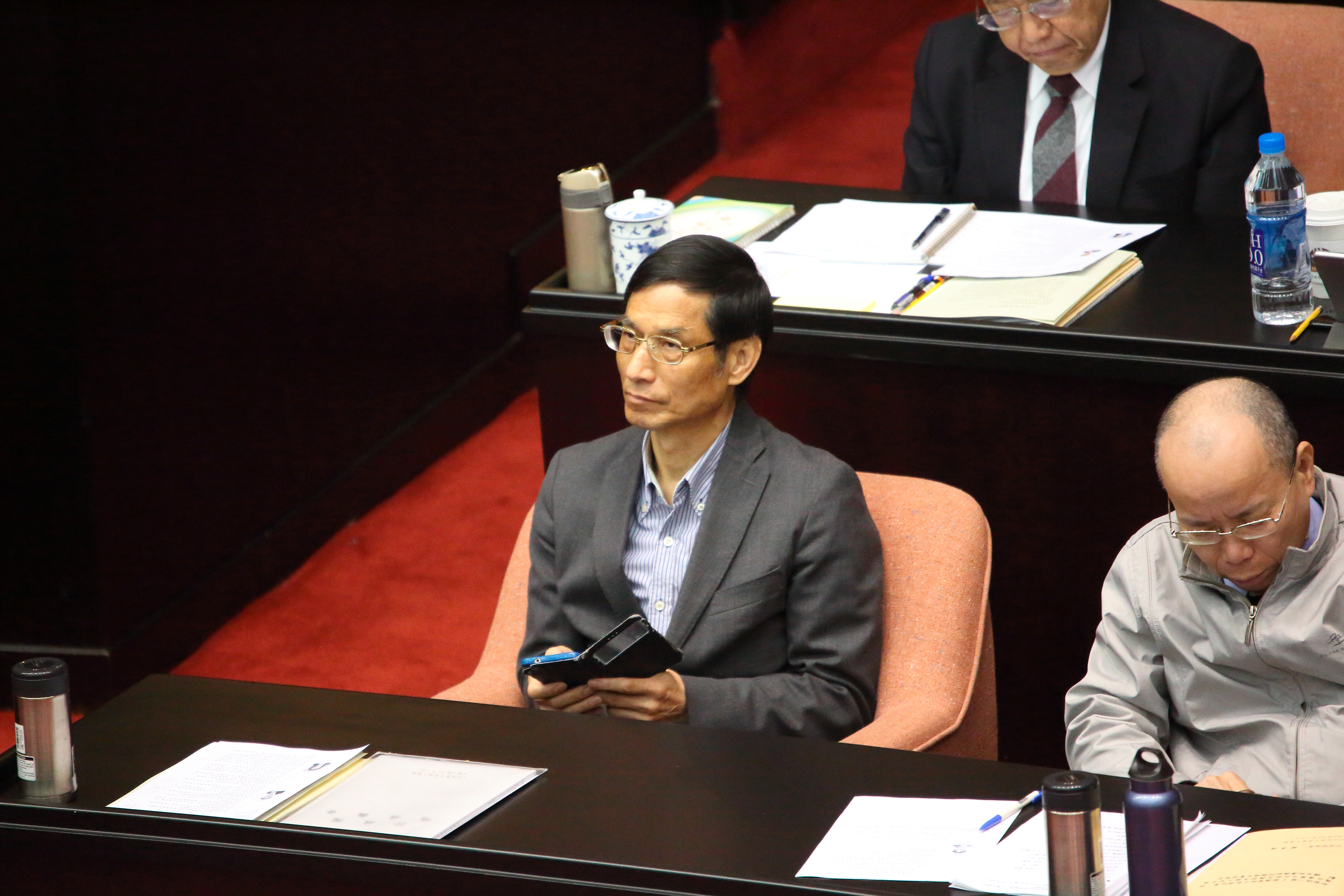行政院政務委員林萬億（前排左），也是因為財產申報時的配偶欄空白，才讓離婚消息走漏。
