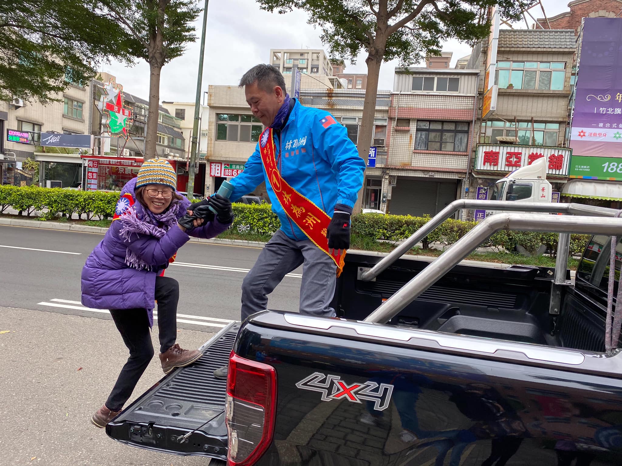 國民黨立委林為洲去年連任後，前妻郭慶珠陪他一起車隊掃街謝票。（翻攝林為洲臉書）