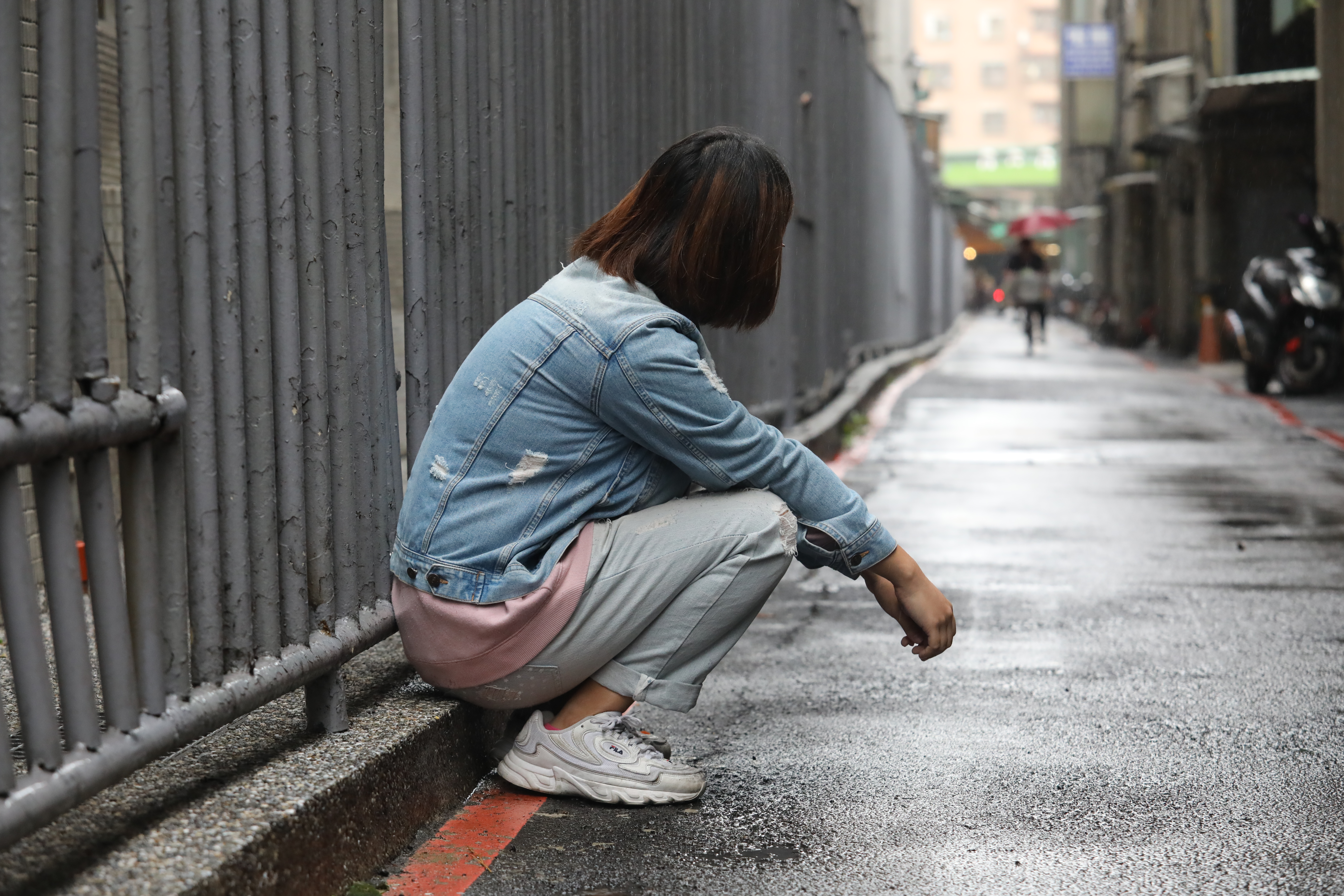 怡君（化名）幾度差點從懸崖上掉落，所幸有民間社福機構的支持與陪伴，生活漸入佳境。