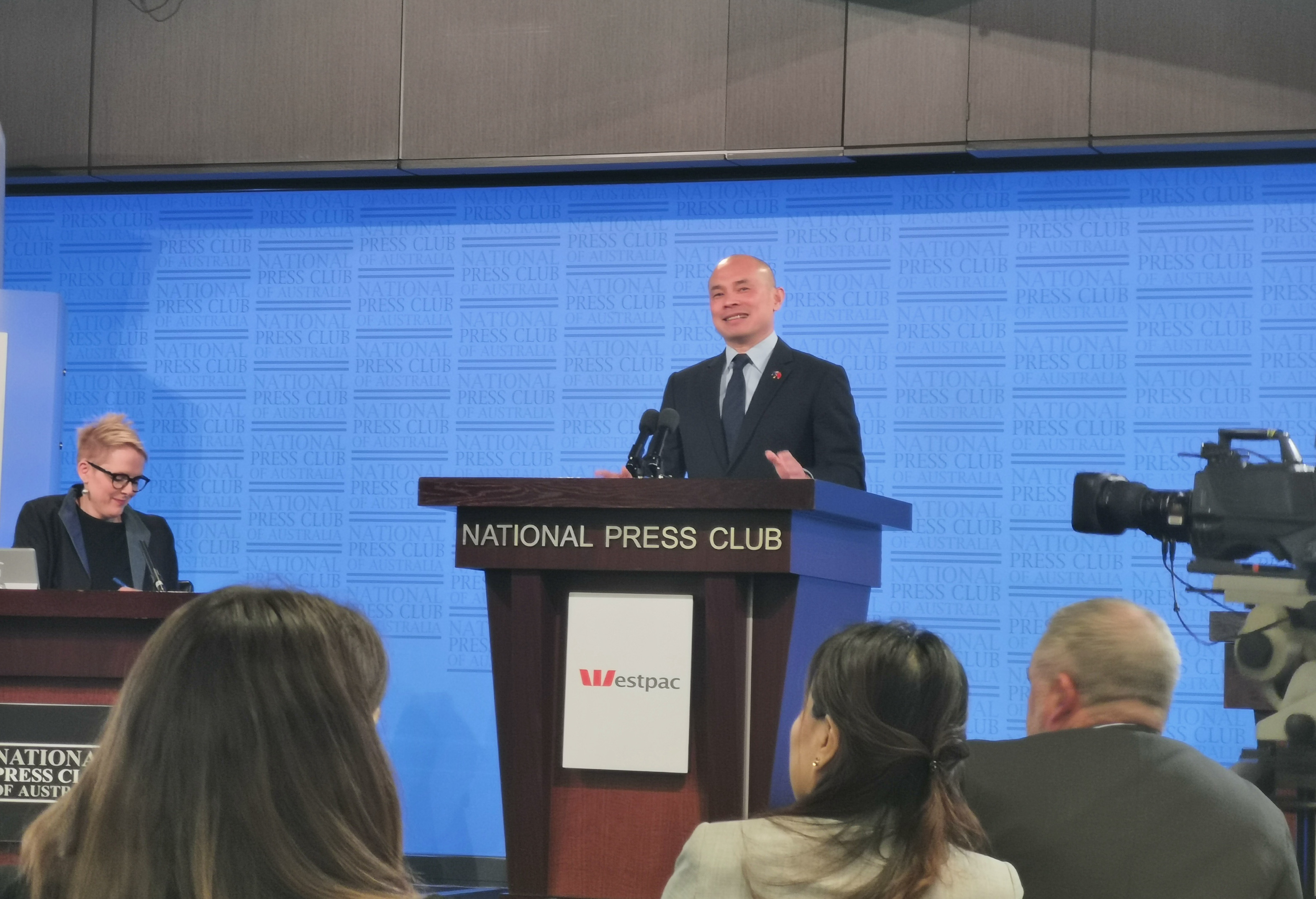 中國駐澳公使王晰寧的「中國不是一頭奶牛」言論，在推特上掀起討論。（翻攝自中國駐澳洲大使館官網）