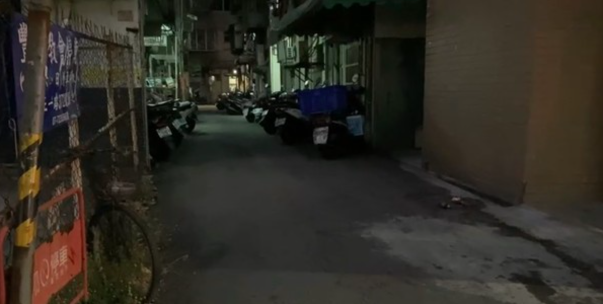 杜女涉嫌買通2名少年埋伏在巷口砍殺丈夫致死。（讀者提供）