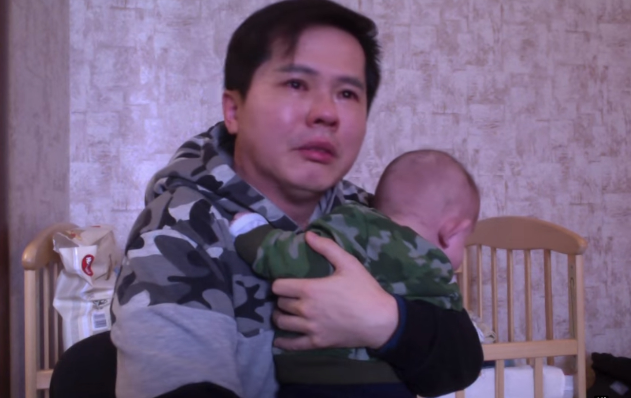 呂姓男子拍片向網友求救，聲稱自己前往烏克蘭代孕獲子，沒想到困在當地數個月回不來台灣。（翻攝自Weichung Lu）