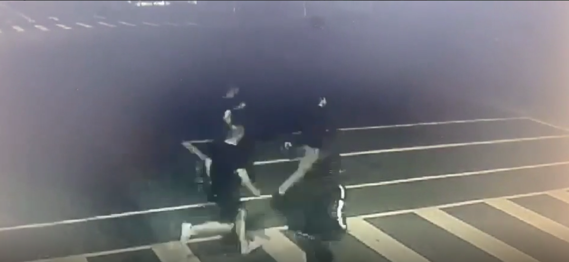 多名黑衣男子追趕松山分局一名體技教官進入分局。（松山分局提供）