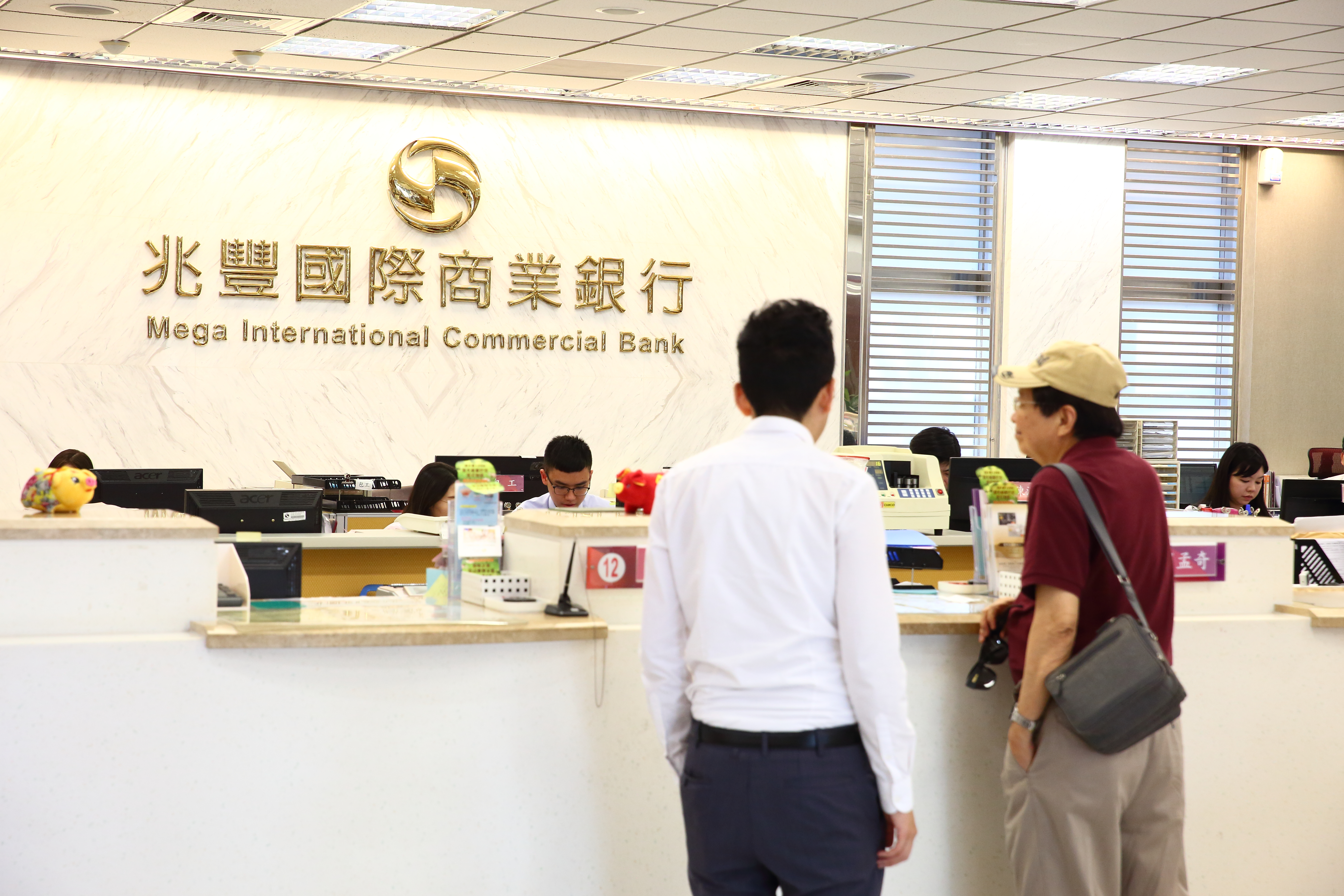 兆豐金是熱門存股標的，利用除息前賣出、貼息時買回，是達人常見手法。