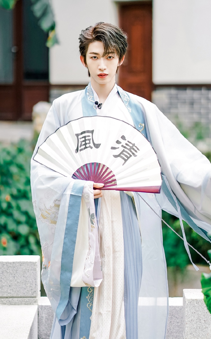 「國風美少年」劉宇擁有許多漢服,目前排名第一。(翻攝創造營101微博)