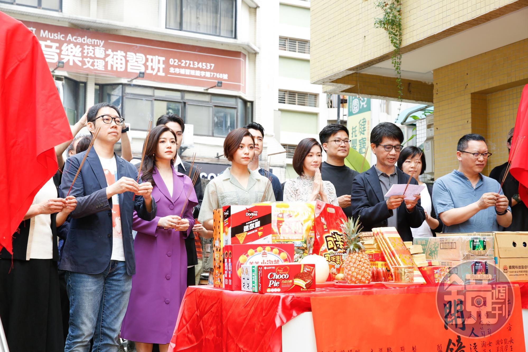 影集《人浮於愛》由林書宇執導，22日他帶領陳妍希等主要演員進行開鏡拜拜。