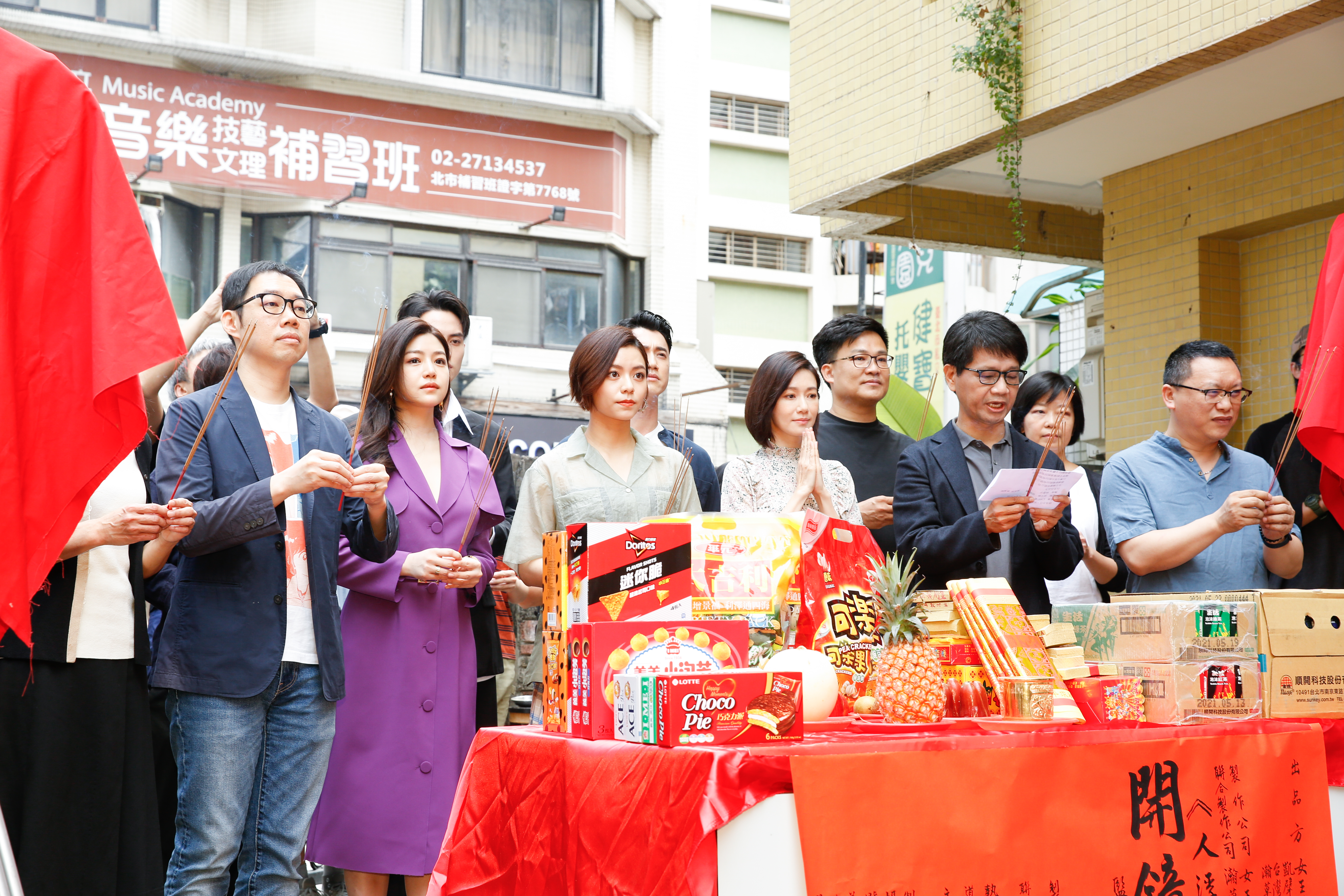 影集《人浮於愛》由林書宇執導，22日他帶領陳妍希等主要演員進行開鏡拜拜。