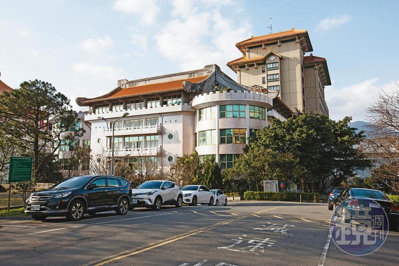 文化大學董事長補選再爆爭議，校友改革派指控家族派意圖在會議上「圍事」。