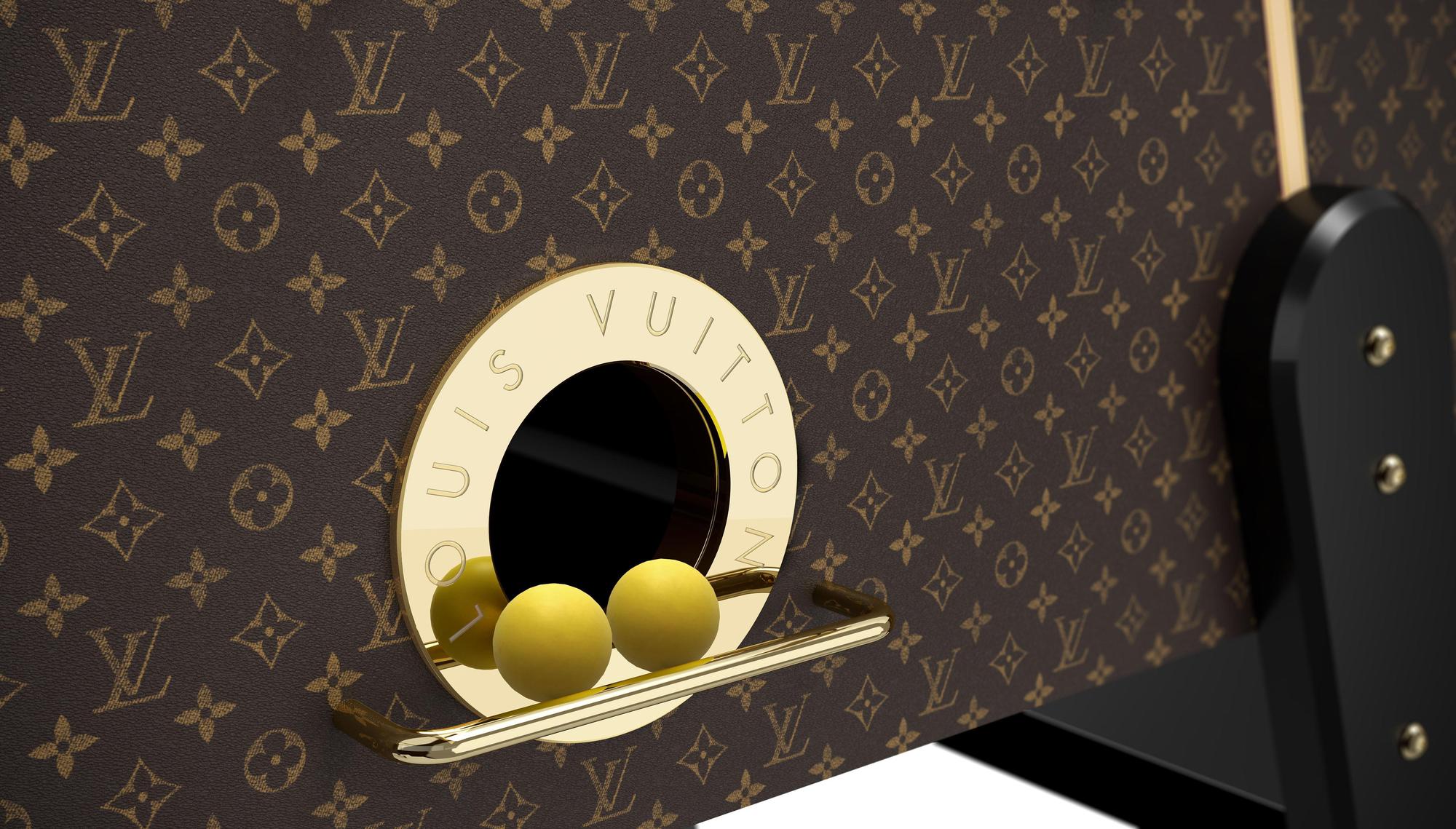 Monogram是LV創辦人路易威登之子喬治威登(Georges Vuitton)向父親致敬的經典設計,撞球檯的細節均刻有標誌簽名。(LOUIS VUITTON提供)