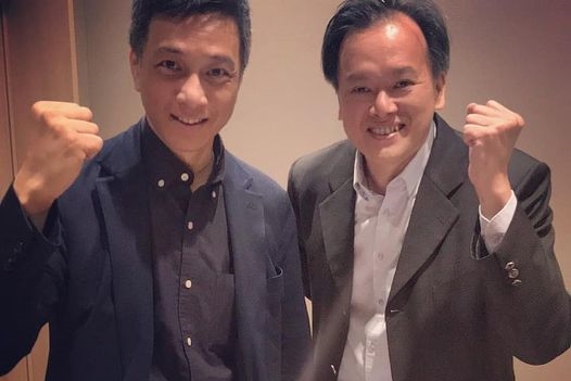 創始股東家族代表黃立聰（右）支持東元少東黃育仁（左）出面改革。（翻攝自黃立聰臉書）