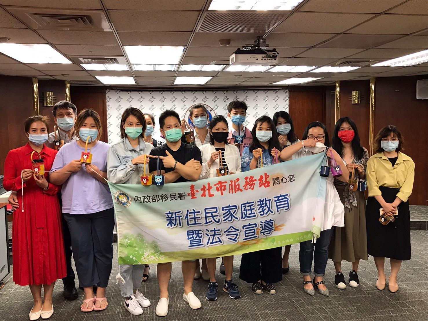 移民署北區事務大隊台北市服務站辦理4月份「家庭教育及法令宣導活動」，並製作環保杯套宣揚減碳愛地球。（移民署提供）