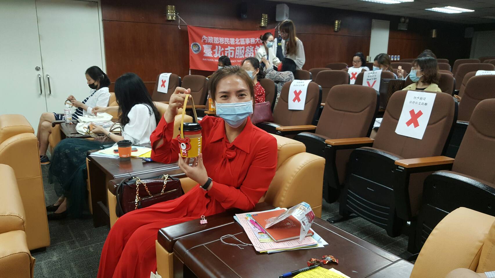 新住民朋友縫製各種不同顏色小熊環保杯套，感受到台灣推廣環保，愛護地球的美意。（移民署提供）