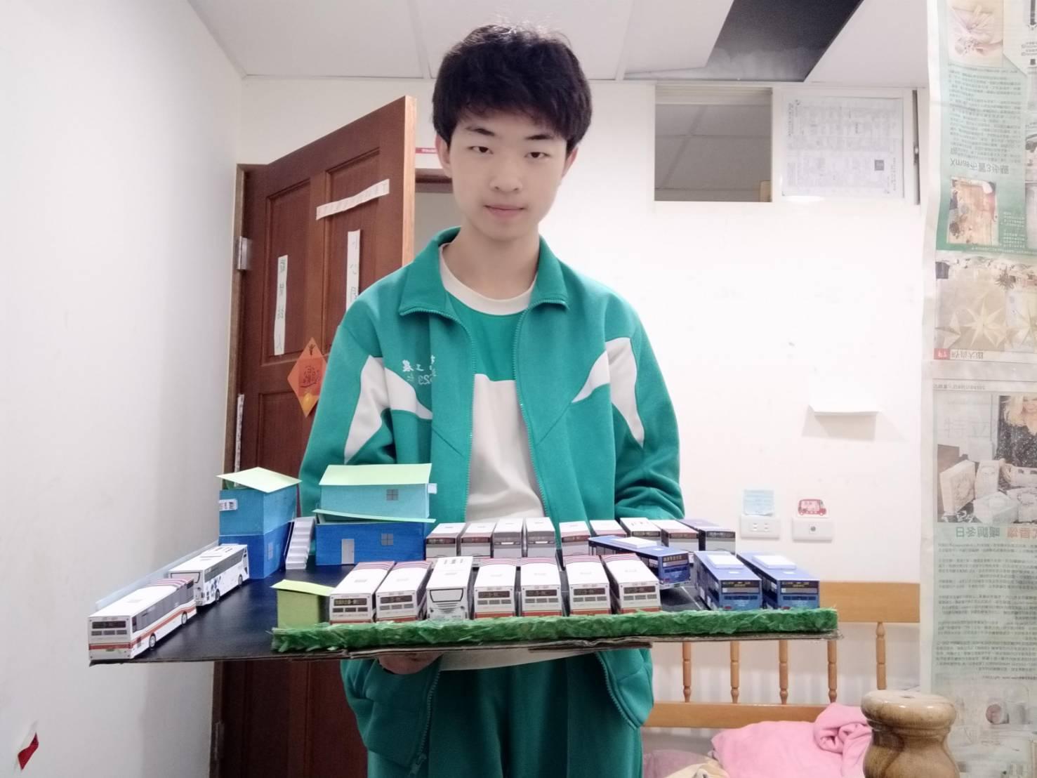 新二代曾國揚是一位公車迷，自己手作紙模公車的興趣，在臉書「北台灣紙公車﹝公車模型製造﹞廠」上小有名氣。 （移民署提供）