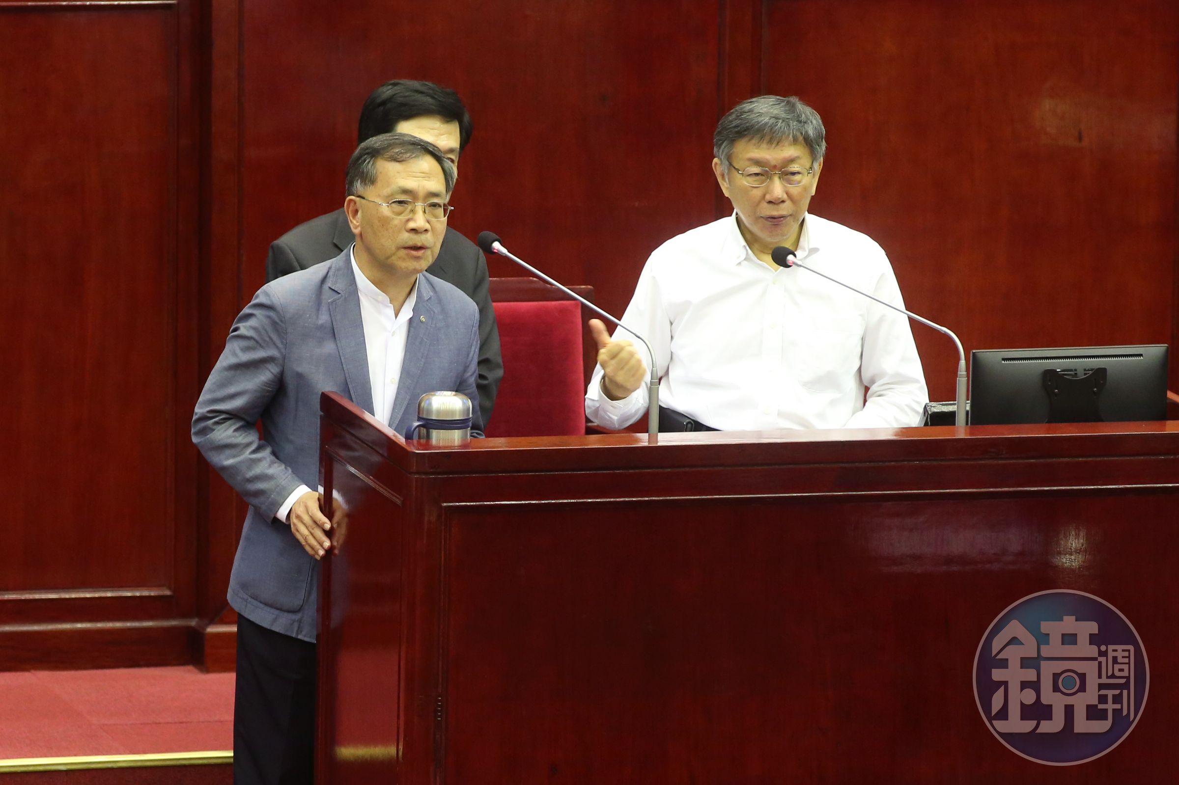 台北市副市長蔡炳坤（左）日前傳出有意請辭，不過在市長柯文哲（右）的勸說下決定留下。（本刊資料照）