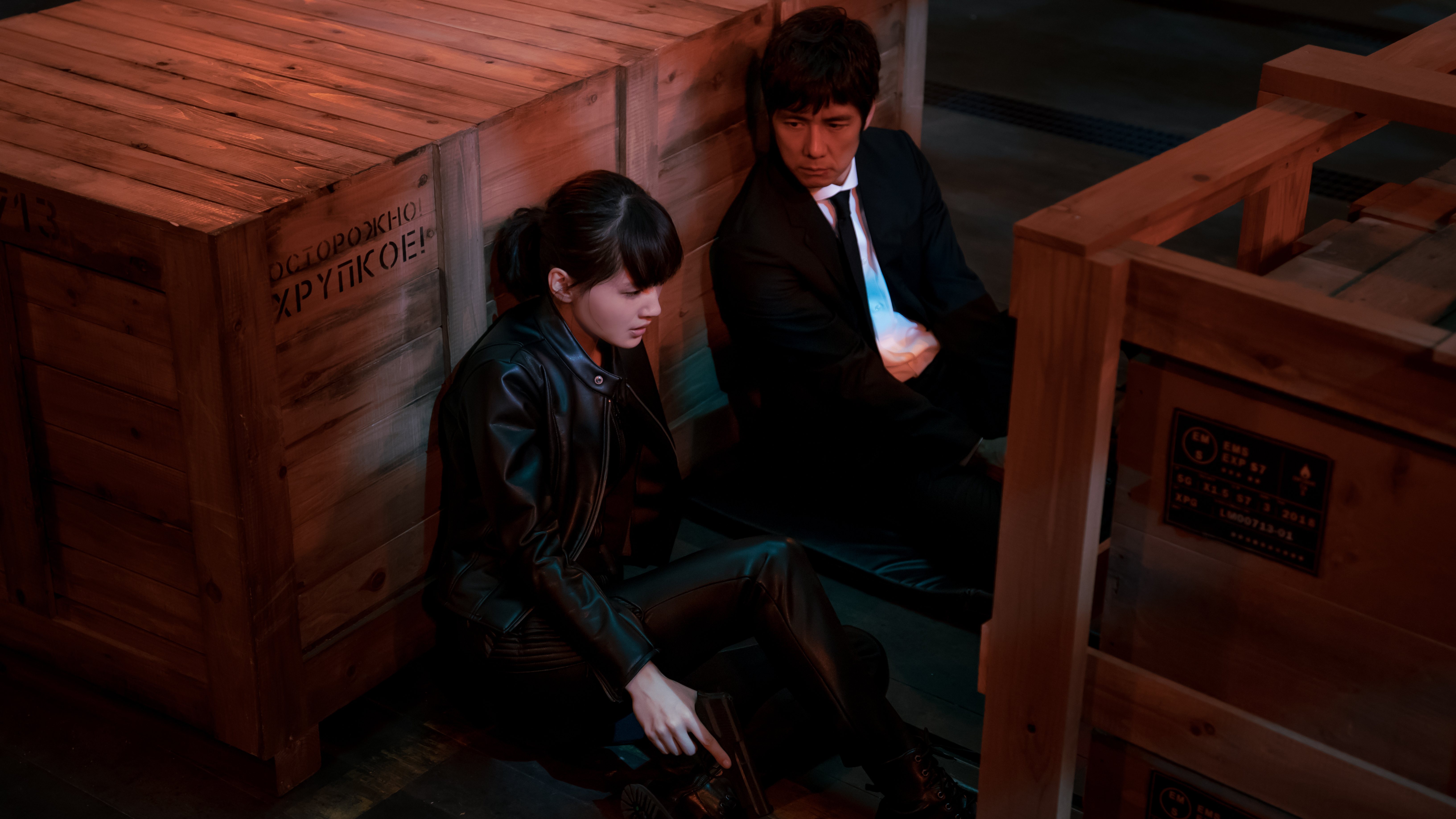 綾瀨遙（左）與西島秀俊主演的《電影版 嬌妻出沒注意》動作戲規模升級，兩人還將並肩作戰。（龍祥電影提供）