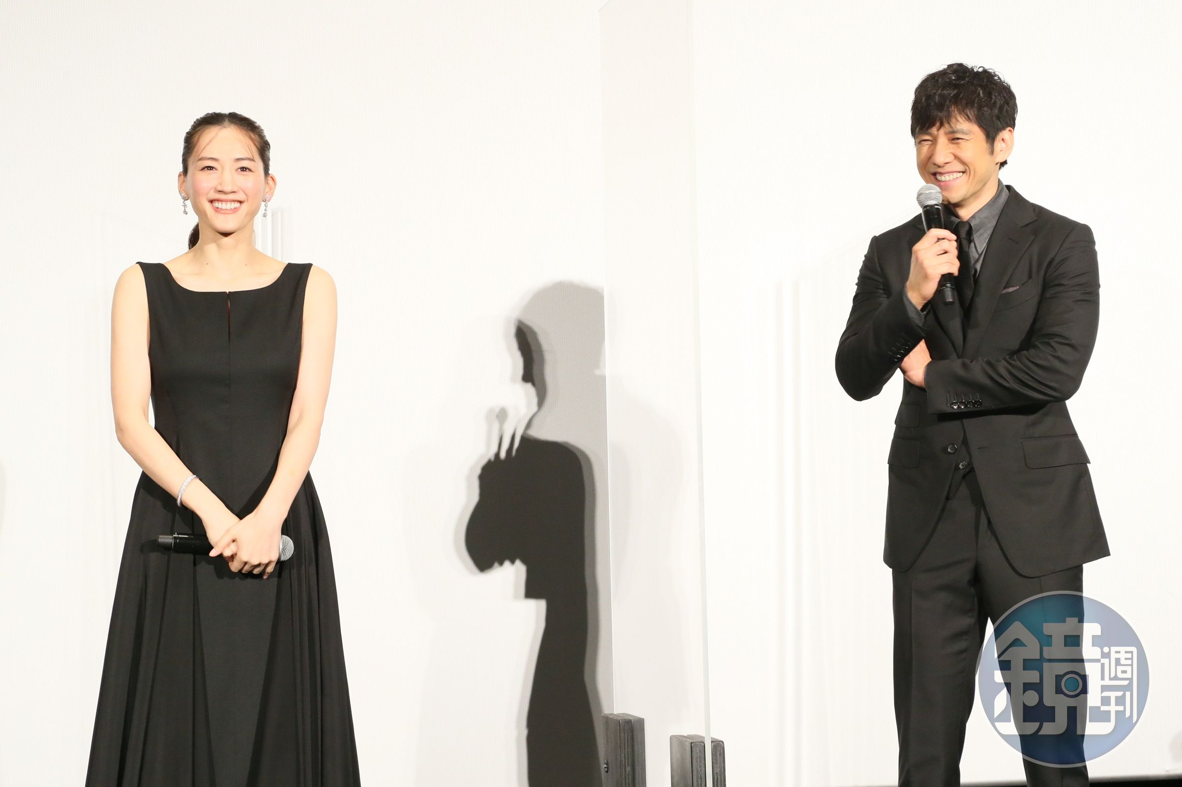 綾瀨遙（左）和西島秀俊演出的《電影版 嬌妻出沒注意》受到疫情影響延後近一年才上映。（龍祥電影提供）