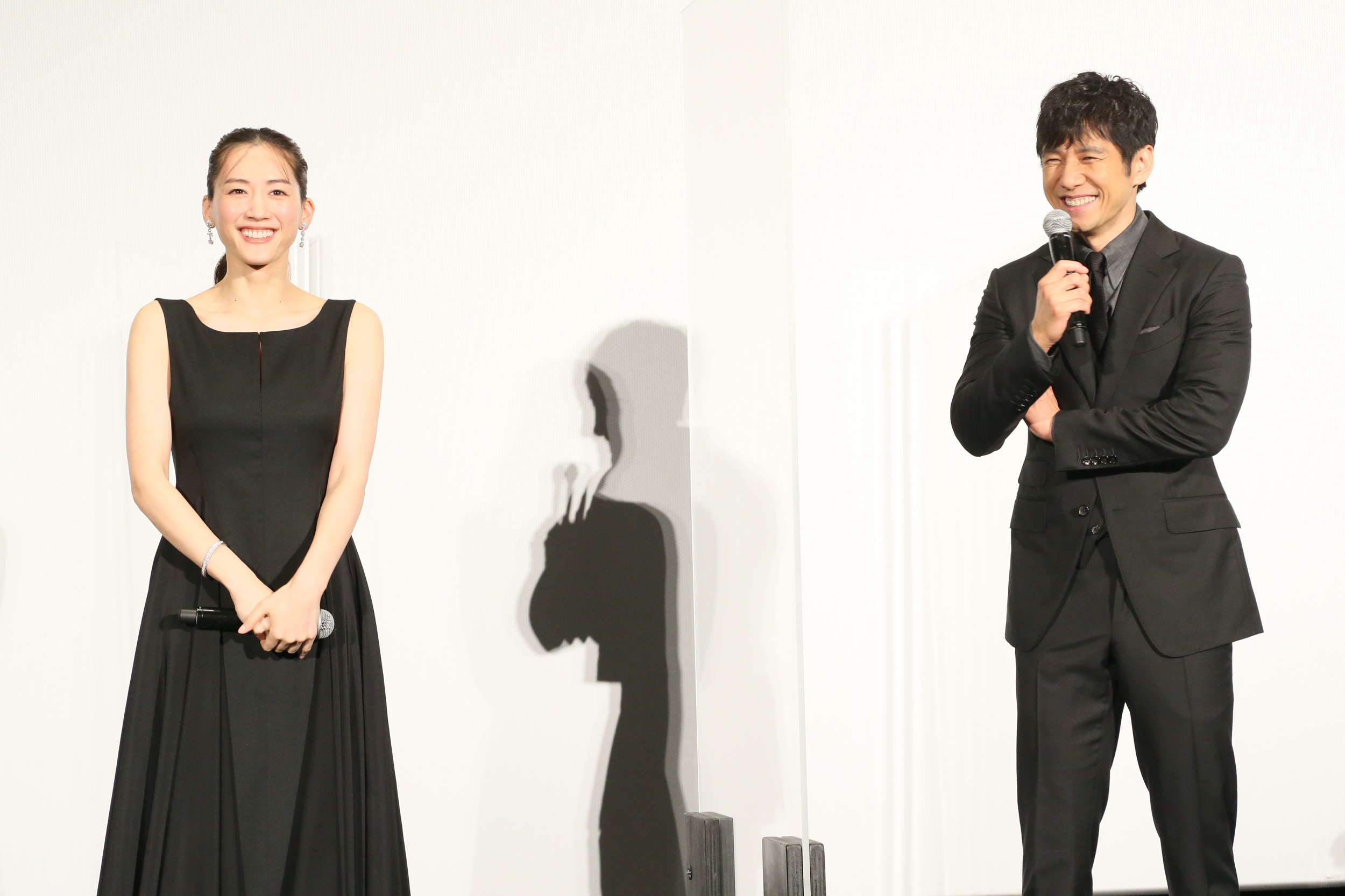 綾瀨遙（左）和西島秀俊演出的《電影版 嬌妻出沒注意》受到疫情影響延後近一年才上映。（龍祥電影提供）