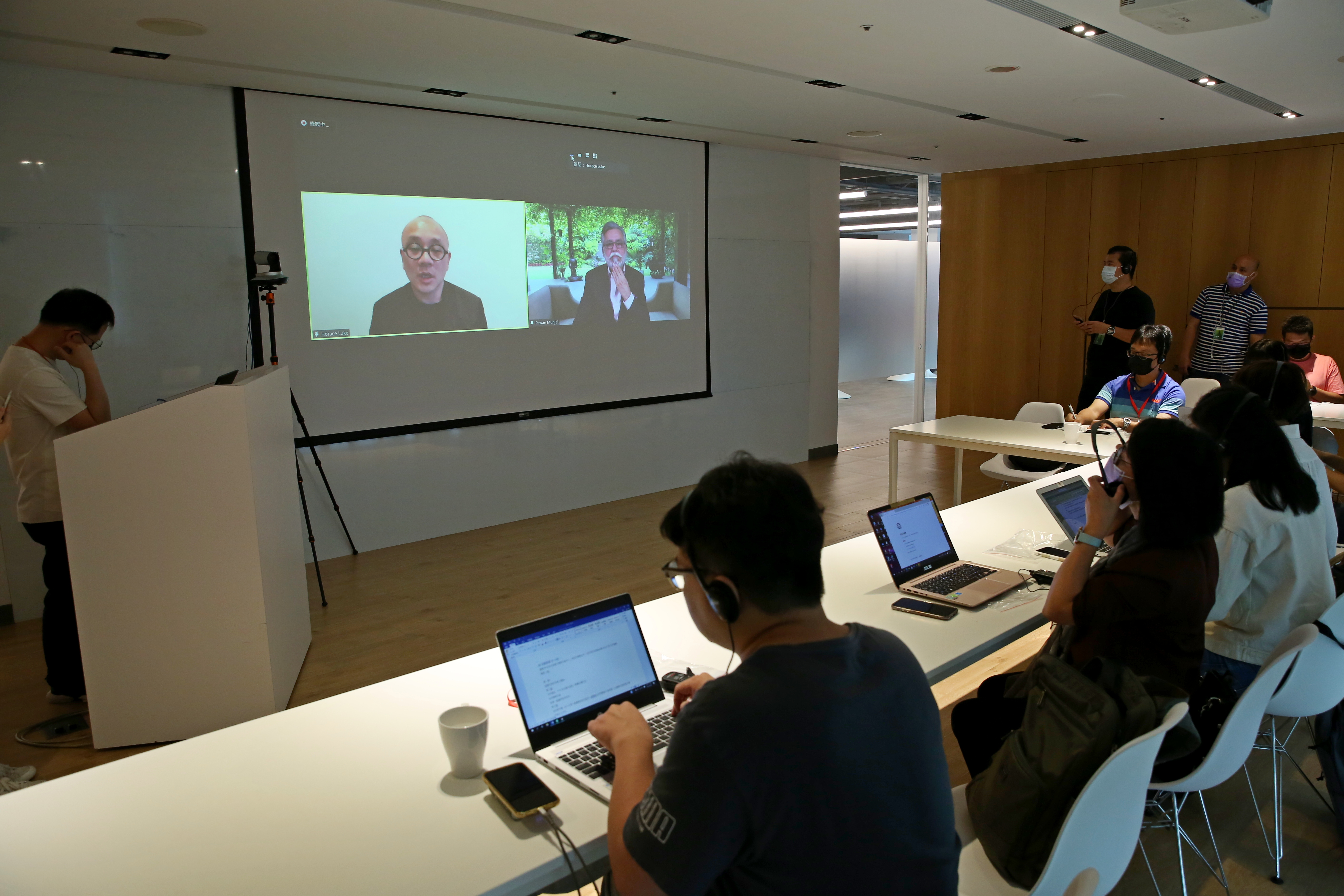 陸學森（投影幕上左）形容Gogoro和Hero合作猶如復仇者聯盟。