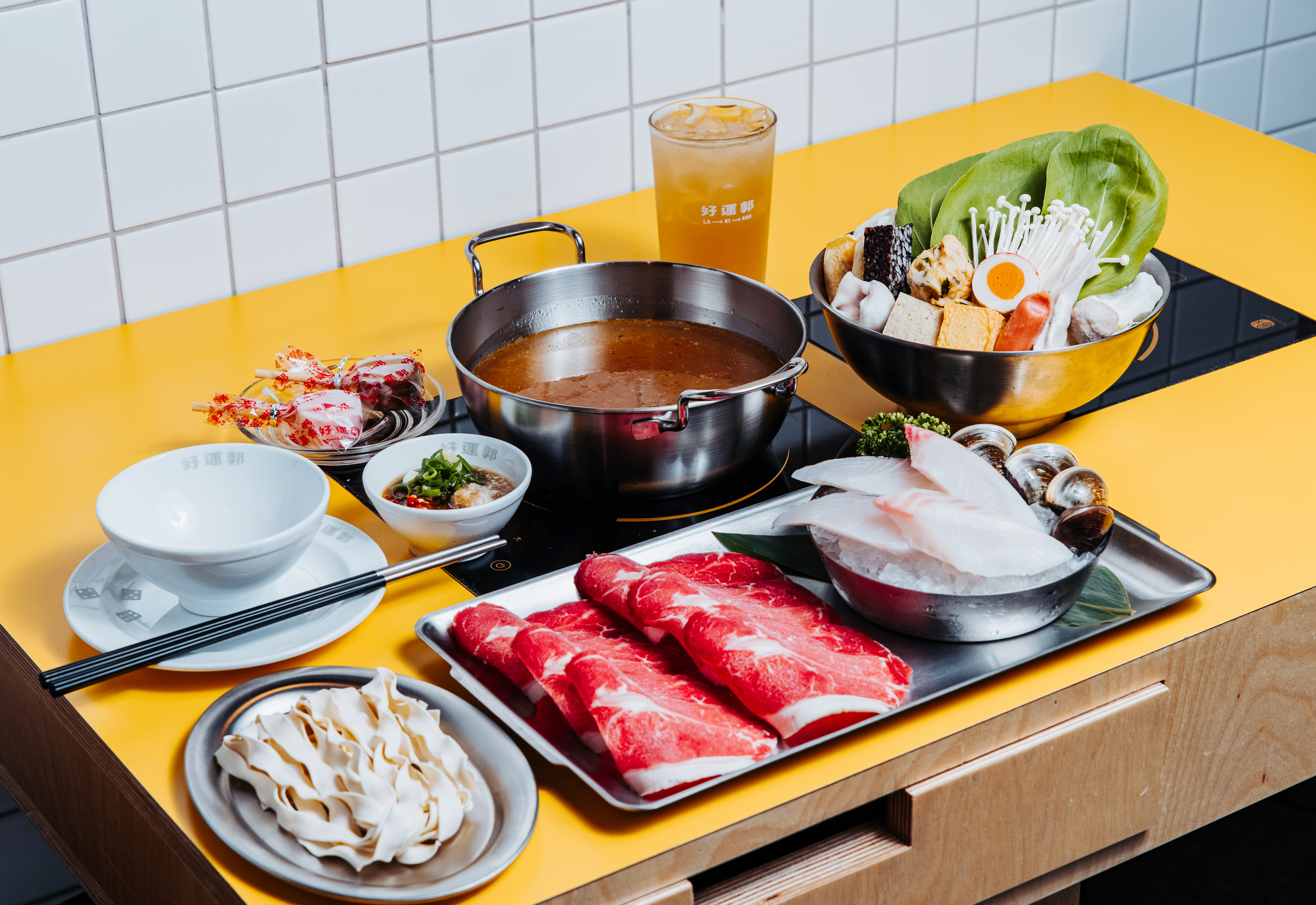 個人小火鍋從湯底、配菜、主餐、副餐都能自由選，498元價位可從6款主餐中選擇2種，此為美國安格斯牛板腱和市場鮮魚蛤蜊雙拼，石頭火鍋湯頭套餐另加15元。（好運郭提供）
