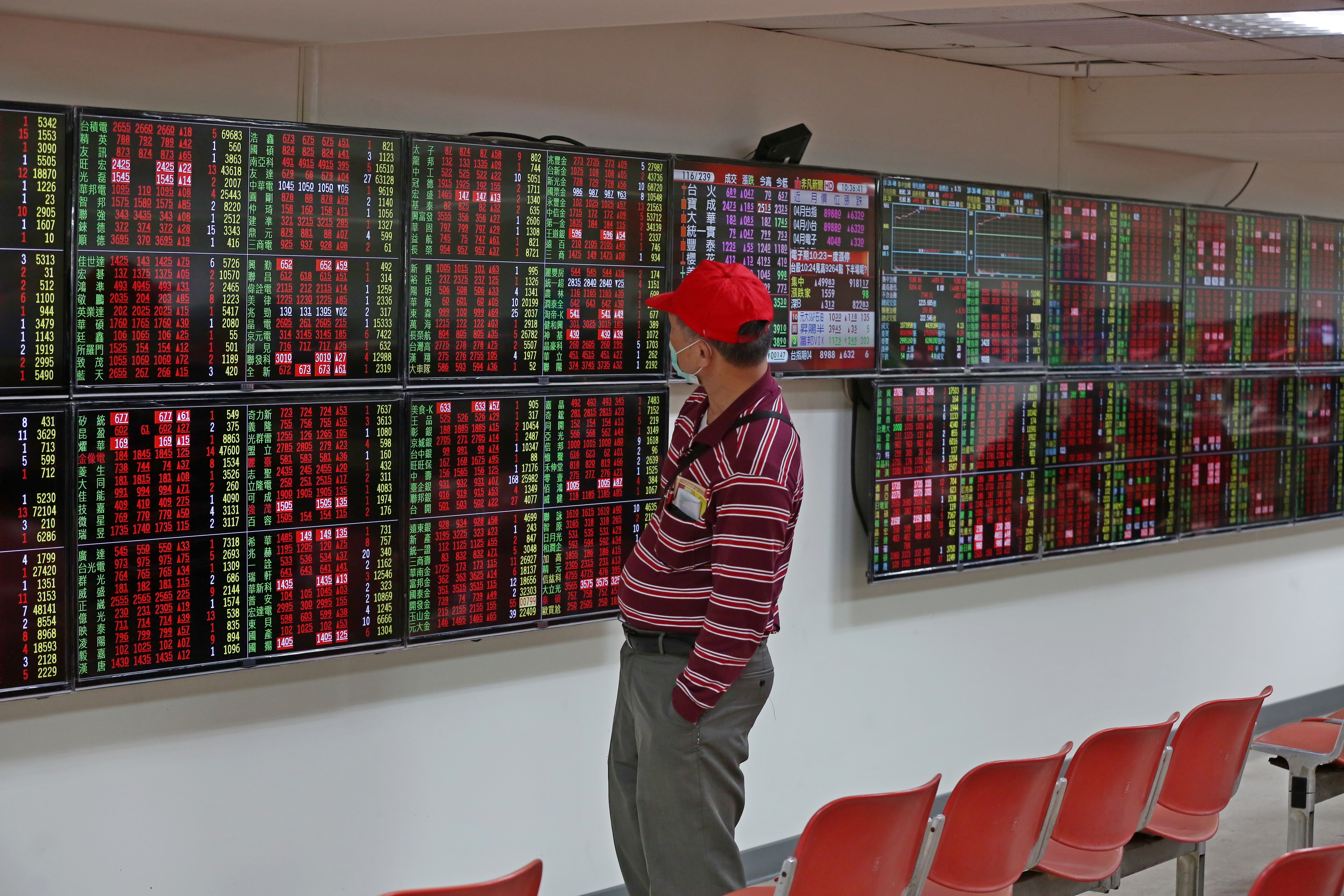 台股爆出天量，專家表示，主要原因在電子股轉弱，資金轉向傳產，換手跟當沖的量大增所致。（示意圖）