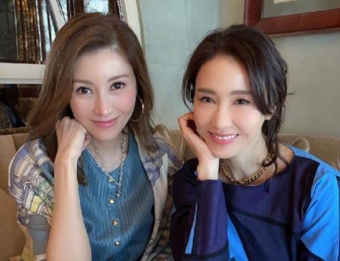 李嘉欣(左)與黎姿一起喝下午茶聊天,李嘉欣大讚對方是女神。(翻攝自李嘉欣微博)