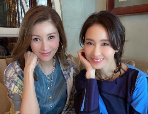 李嘉欣（左）與黎姿一起喝下午茶聊天，李嘉欣大讚對方是女神。（翻攝自李嘉欣微博）