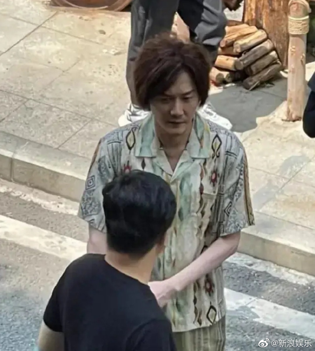 馮紹峰在片場被網友捕捉到暴瘦身影。（翻攝自微博）