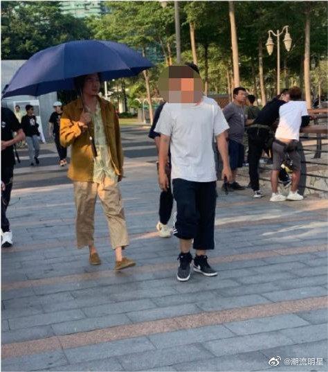 馮紹峰在片場被網友捕捉到暴瘦身影。(翻攝自微博)
