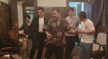 影片中,桂綸鎂及胡歌各手拿一支菸,開心與眾好友跳舞喝酒。(翻攝自微博)