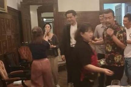 在助理將菸拿走前,桂綸鎂趕緊吸一口才不會浪費。(翻攝自微博)